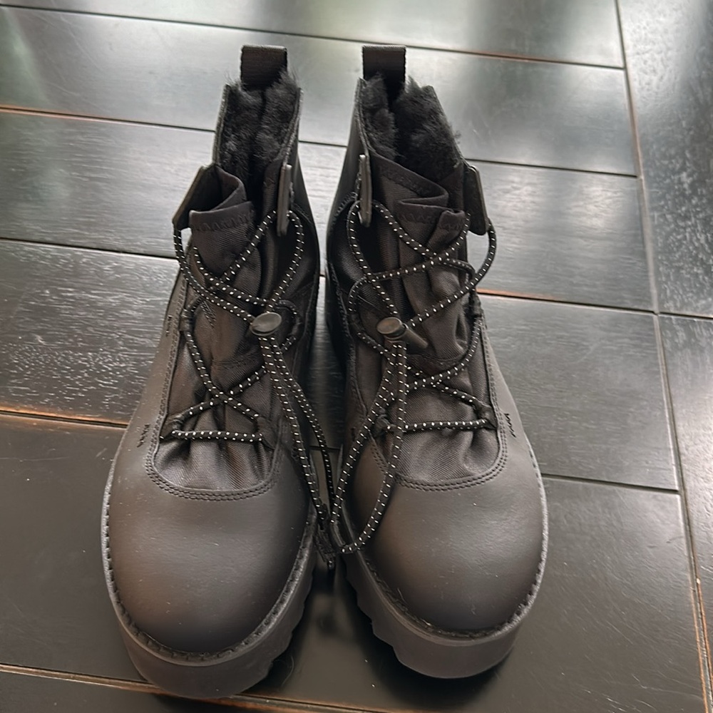 UGGS - Picture 4 of 5